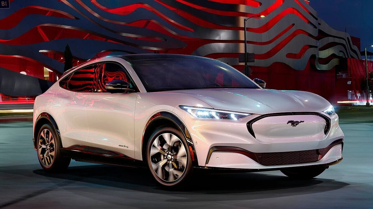 Ford CEO'su EV'lerin 2030'a Kadar Benzinli Arabalardan Pahalı Olacağını Söyledi